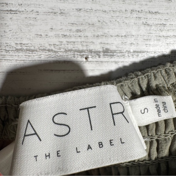 ASTR THE LABEL Square Neck Puff Sleeve Top Smocked Women Small Sage Green - Picture 4 of 4